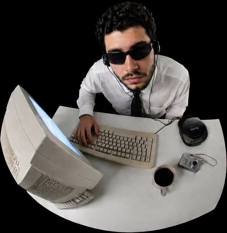 Luiz na mesa de trabalho